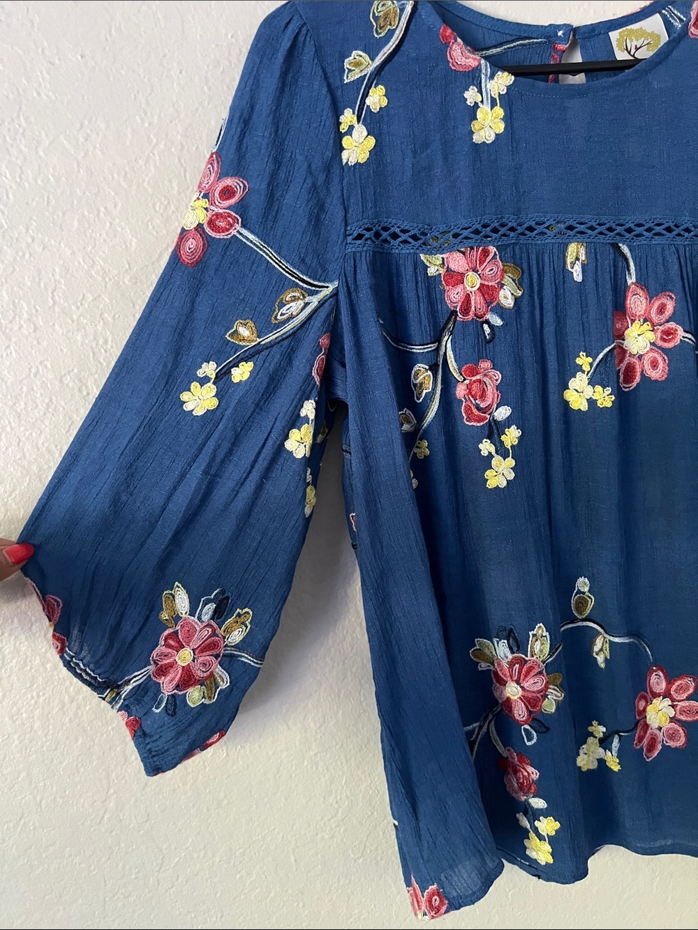 Like New! FIG and Flower Boho Embroidered Navy Floral Peasant Top Size L - Picture 4 of 11